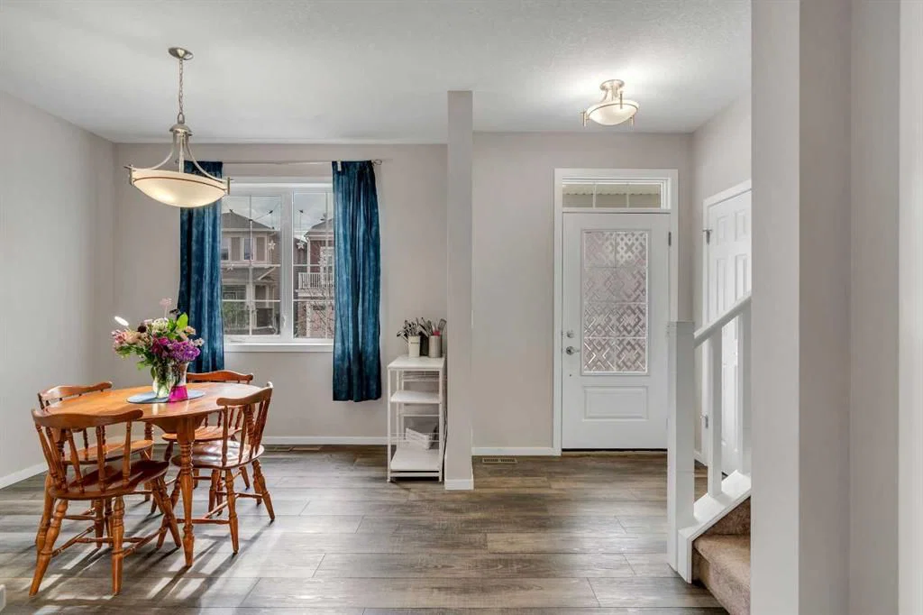 129 Yorkville Manor SW, Calgary — photo 4 of 30