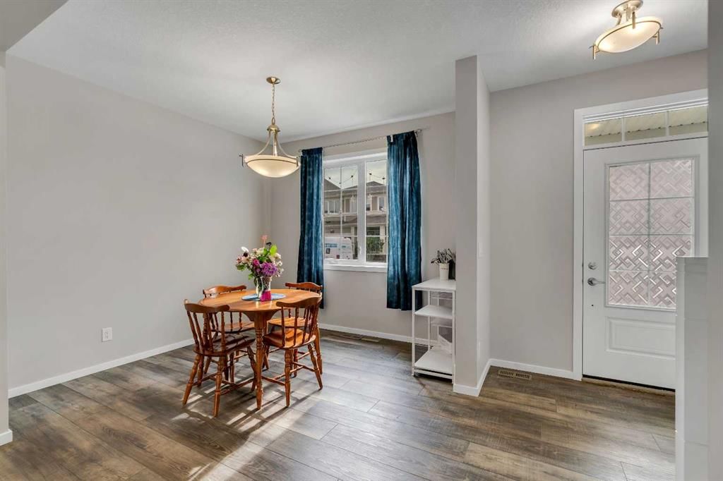129 Yorkville Manor SW, Calgary — photo 5 of 30