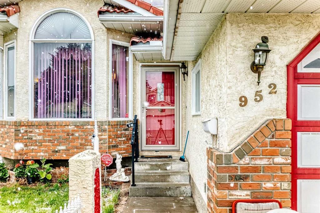 952 Applewood Drive SE, Calgary — photo 4 of 23