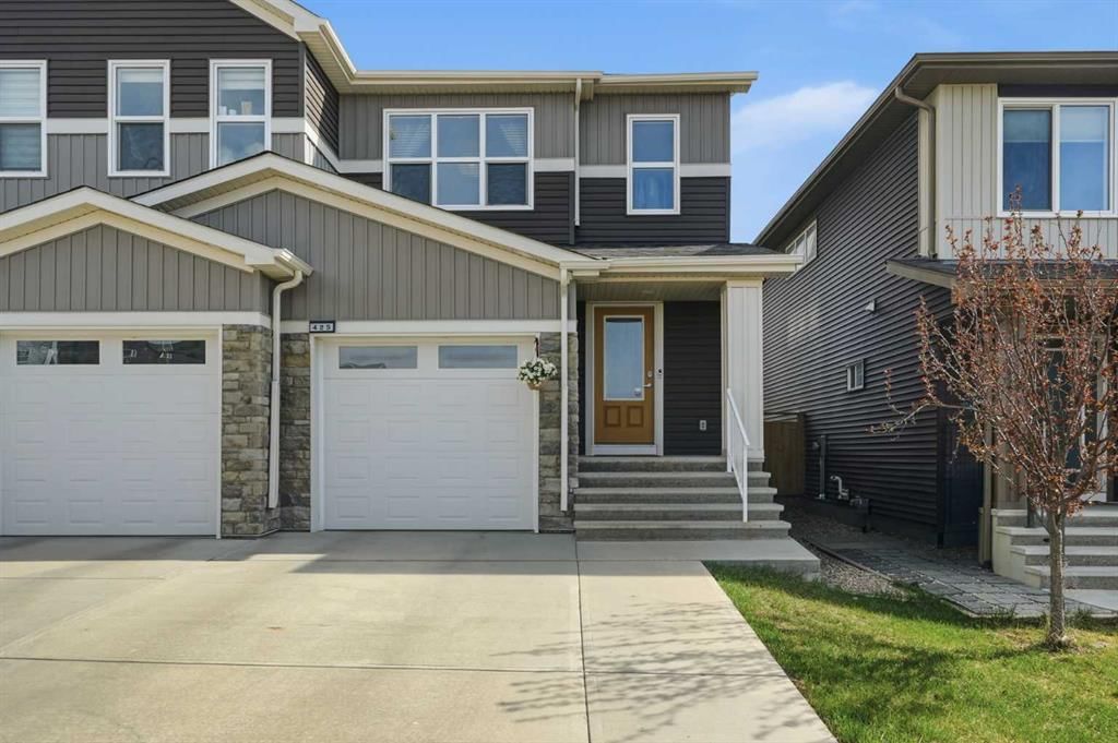 425 Carringvue Avenue NW, Calgary — main listing photo