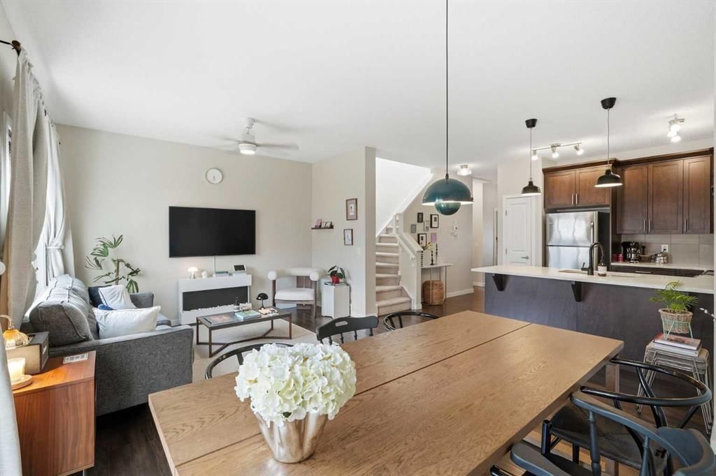 425 Carringvue Avenue NW, Calgary — photo 2 of 24