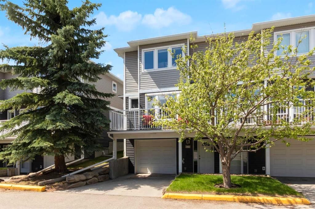 675 Regal Park NE, Calgary — photo 4 of 40