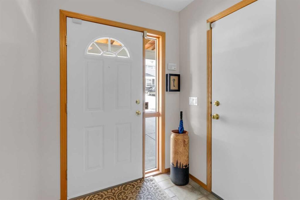675 Regal Park NE, Calgary — photo 5 of 40