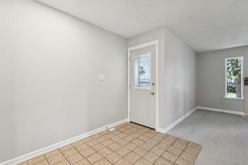 923 Midridge Drive SE, Calgary — photo 4 of 49