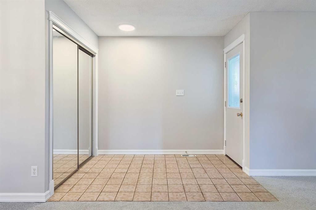 923 Midridge Drive SE, Calgary — photo 5 of 49