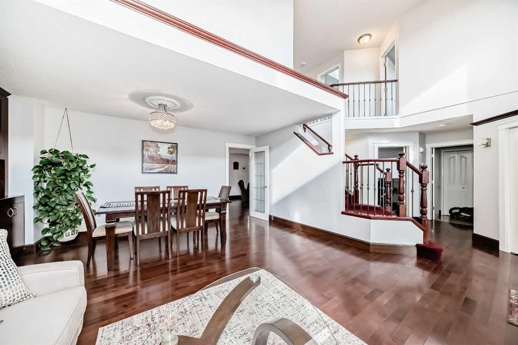109 Royal Crest Terrace NW, Calgary — photo 3 of 36