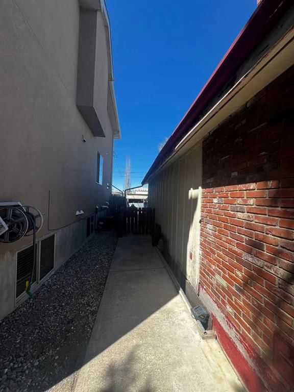 3811 44 Street SW, Calgary — photo 3 of 9