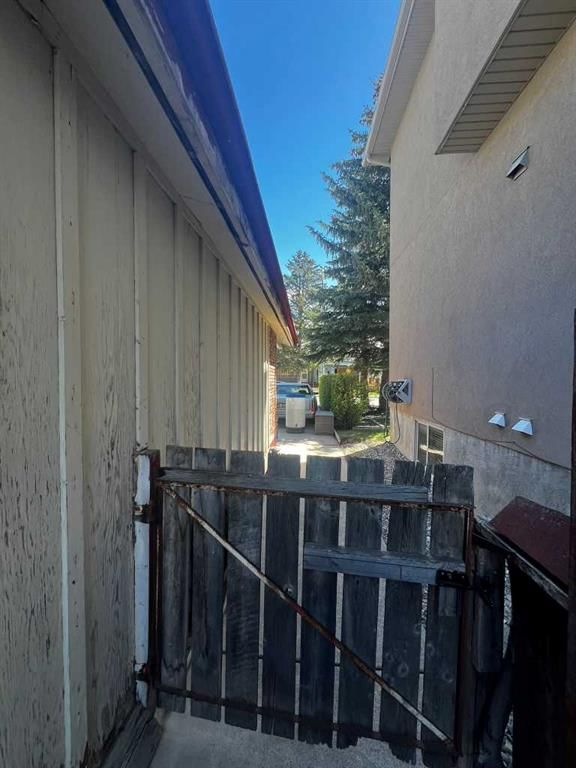 3811 44 Street SW, Calgary — photo 4 of 9