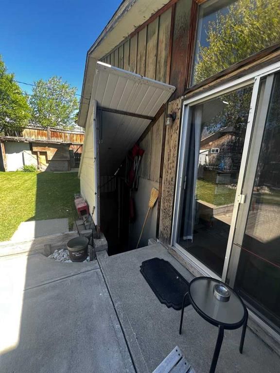 3811 44 Street SW, Calgary — photo 5 of 9