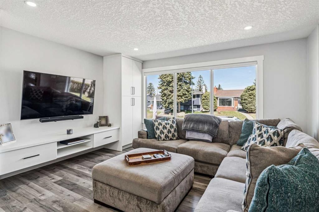 2219 Munro Drive NE, Calgary — photo 3 of 32