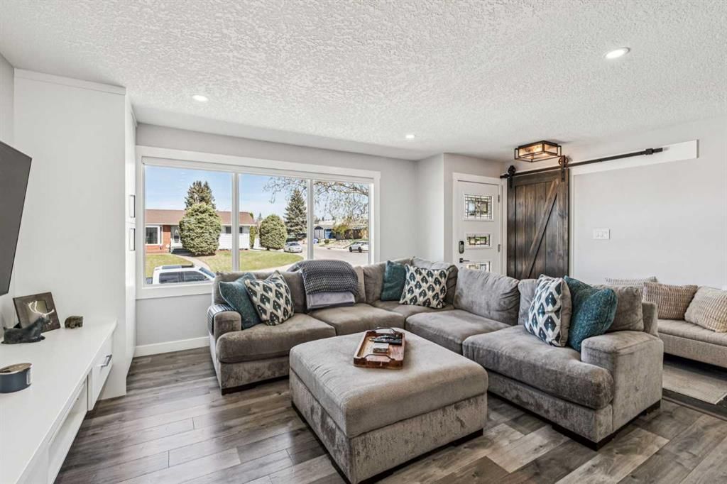 2219 Munro Drive NE, Calgary — photo 5 of 32
