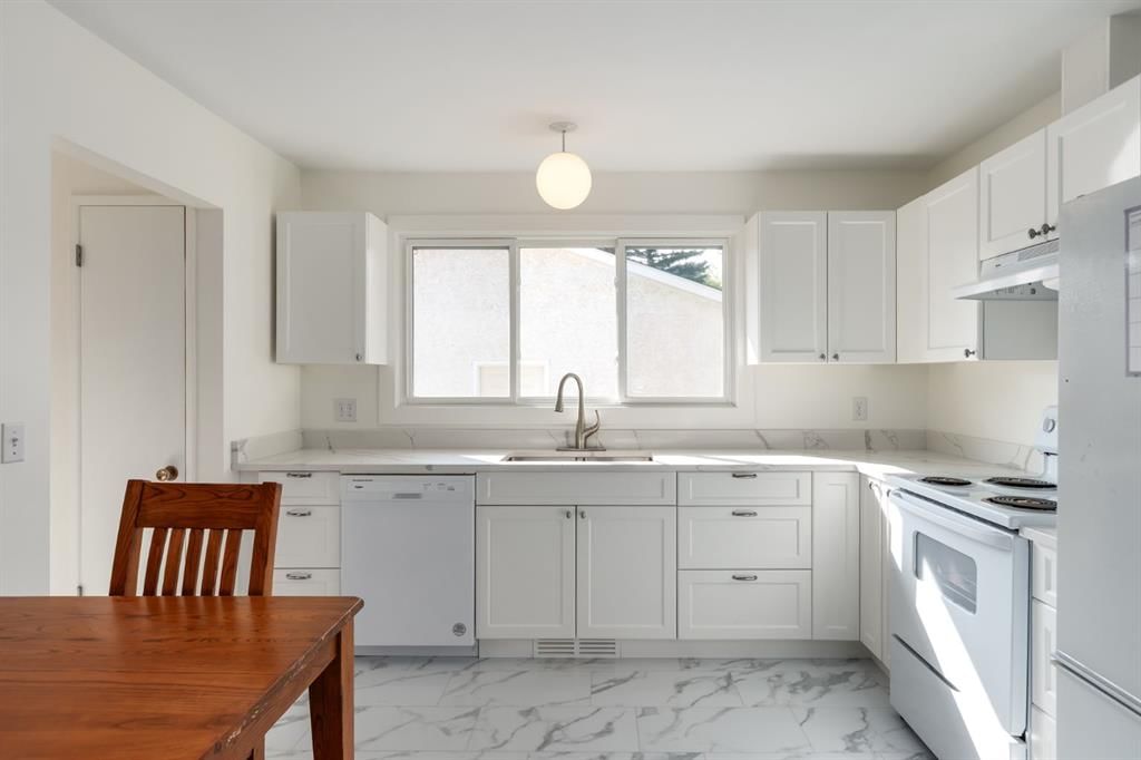 207 Whiteview Bay NE, Calgary — main listing photo
