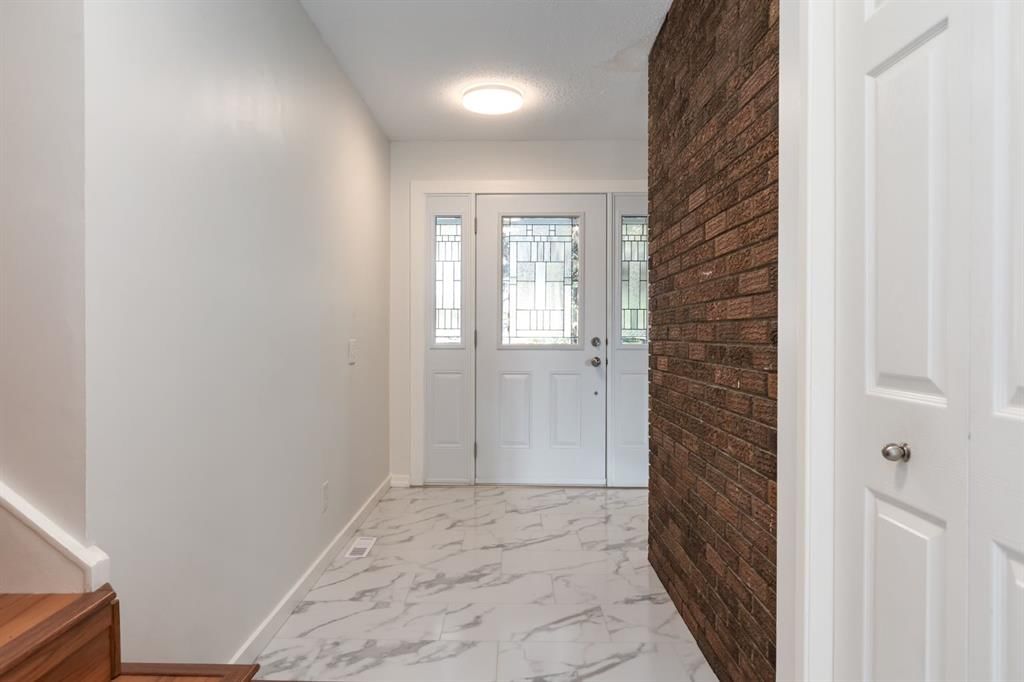 207 Whiteview Bay NE, Calgary — photo 4 of 40