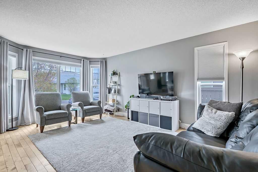 56 Mt Aberdeen Close SE, Calgary — photo 5 of 35