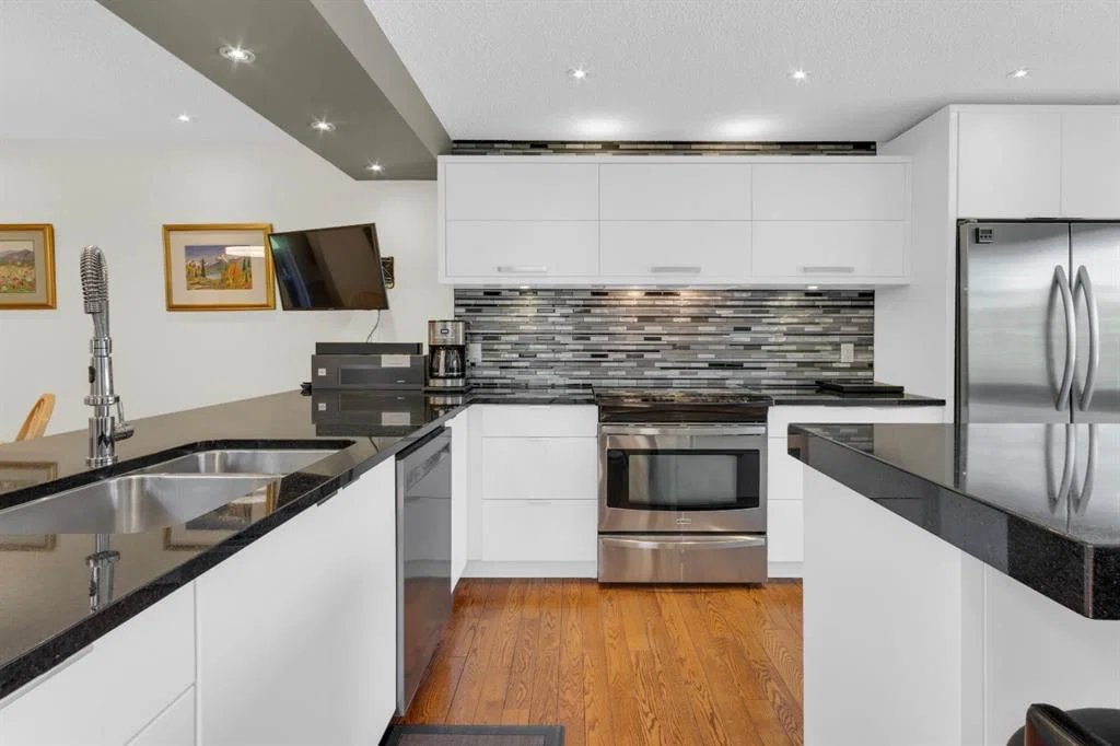 111 Point Drive NW, Calgary — photo 3 of 35