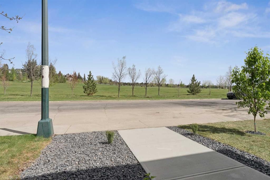 1027 32 Avenue NW, Calgary — photo 3 of 49
