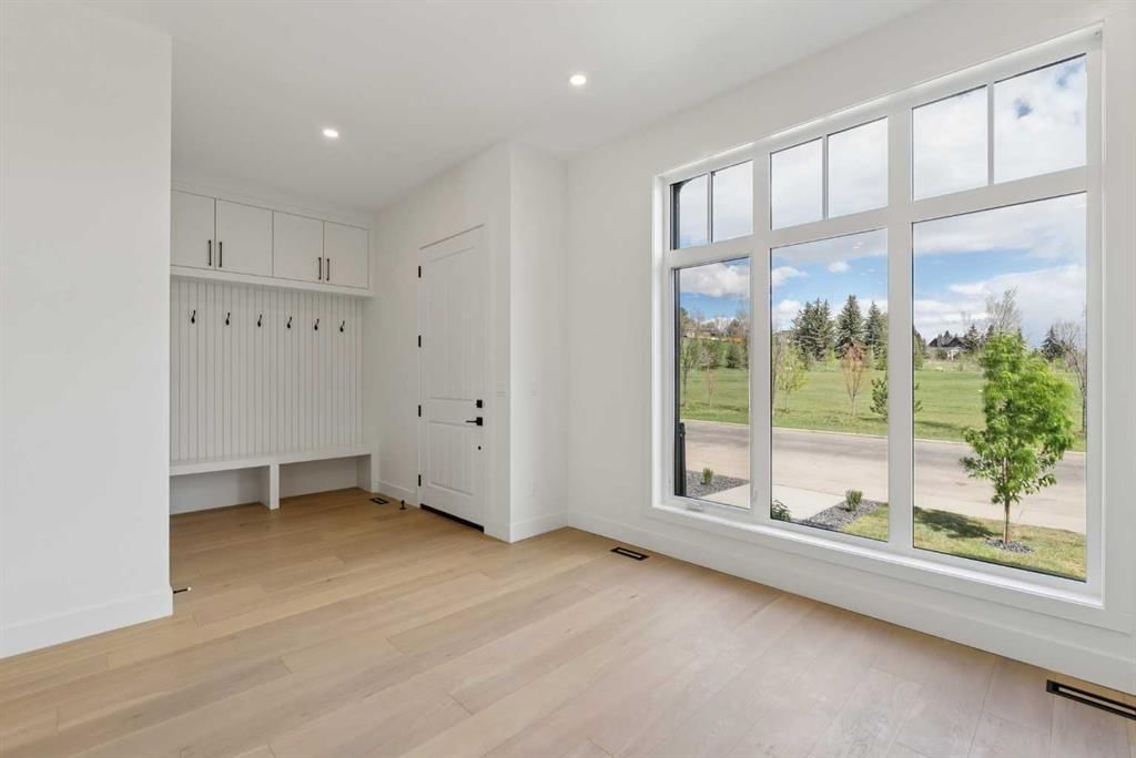 1027 32 Avenue NW, Calgary — photo 4 of 49