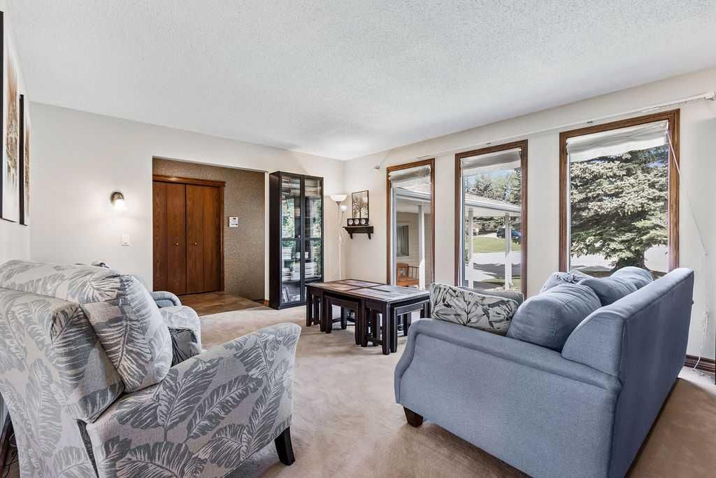 652 Dalmeny Hill NW, Calgary — photo 4 of 44