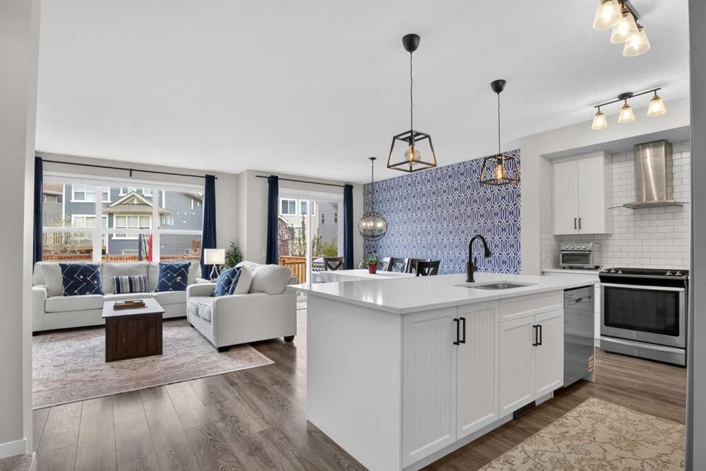 377 Masters Avenue SE, Calgary — photo 4 of 50