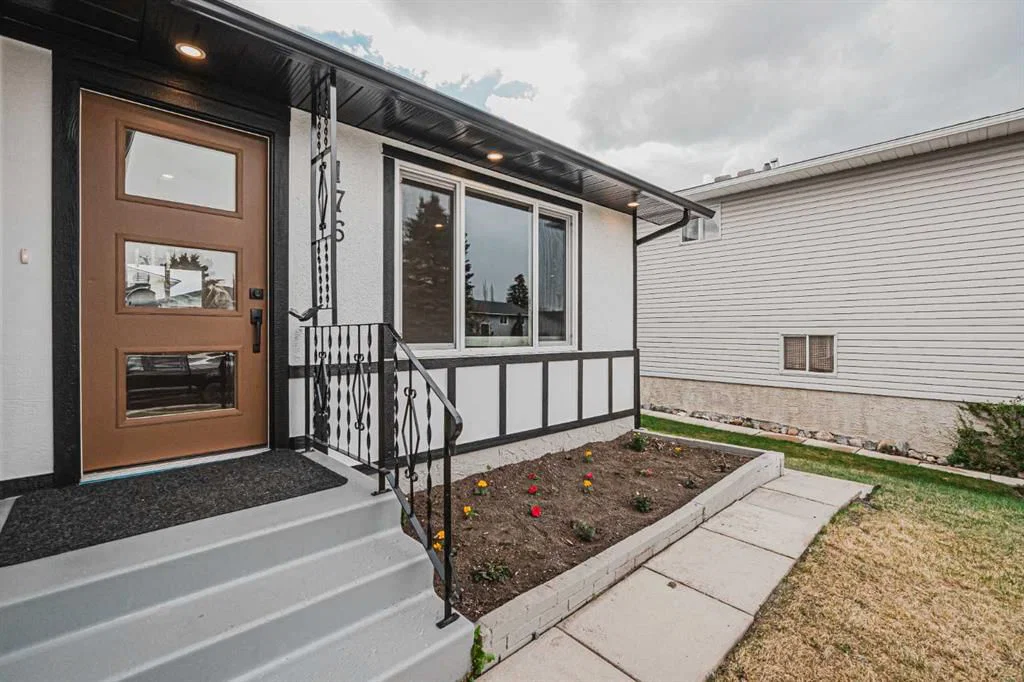 176 Huntchester Crescent NE, Calgary — photo 3 of 46