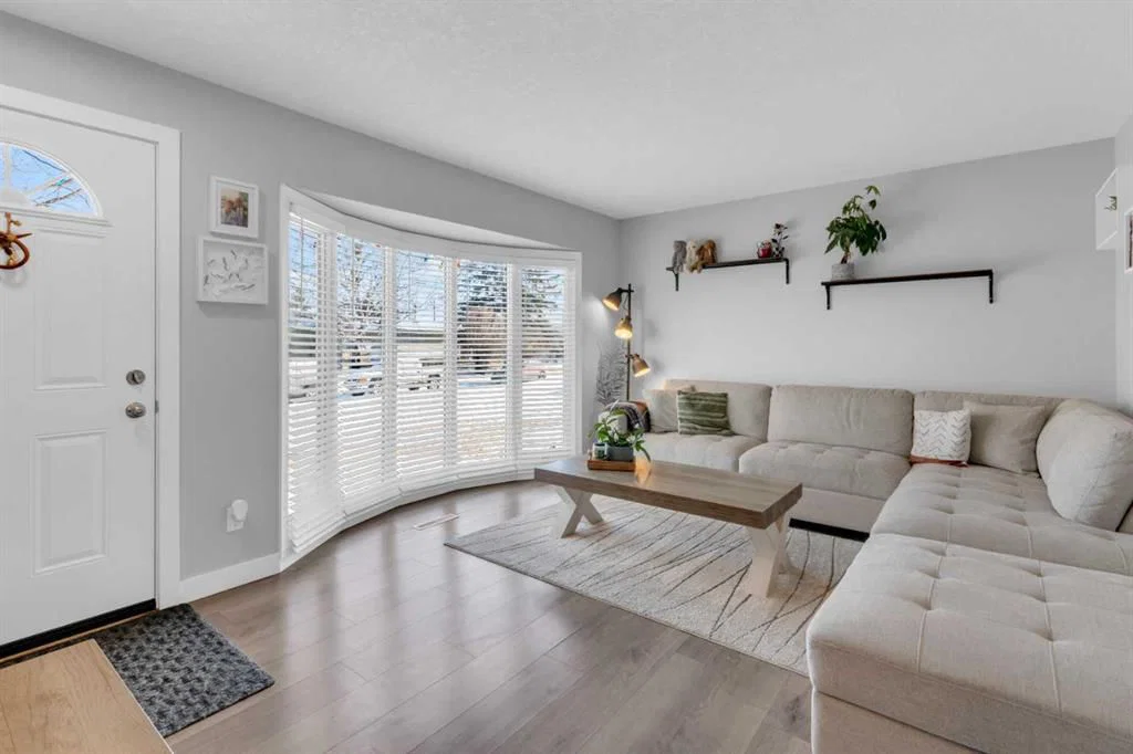 2231 39 Street SE, Calgary — photo 2 of 28