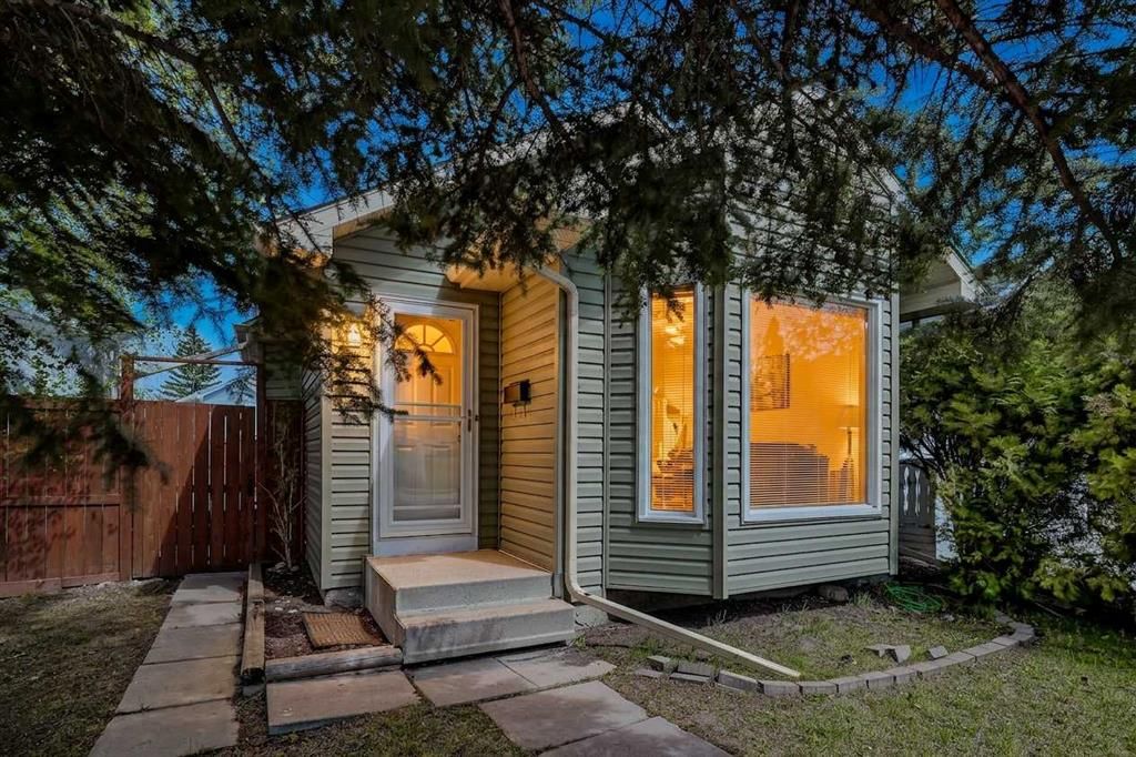 18 Martinview Crescent NE, Calgary — photo 3 of 46