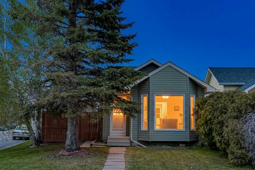 18 Martinview Crescent NE, Calgary — photo 4 of 46