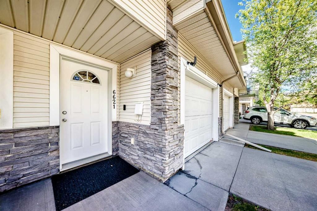 6621 Pinecliff Grove NE, Calgary — photo 2 of 44