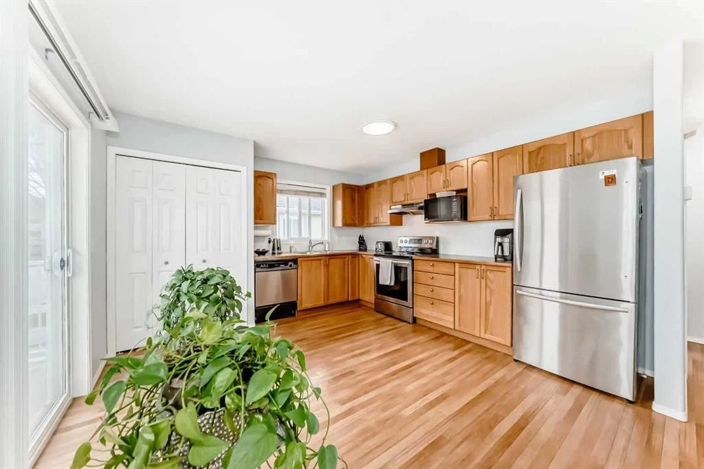 6621 Pinecliff Grove NE, Calgary — photo 4 of 44