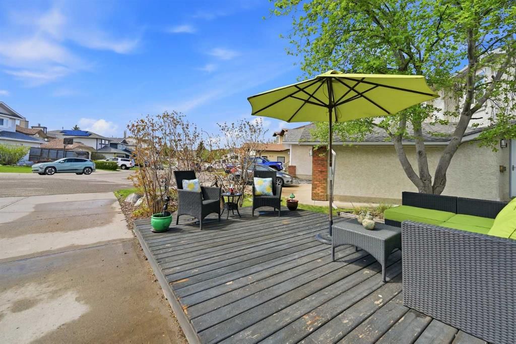 38 Sandpiper Way NW, Calgary — photo 3 of 50