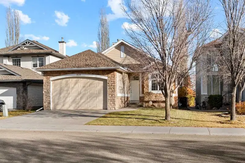 938 Panorama Hills Drive NW, Calgary — main listing photo