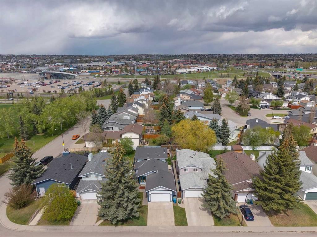 44 Scenic Cove Circle NW, Calgary — main listing photo