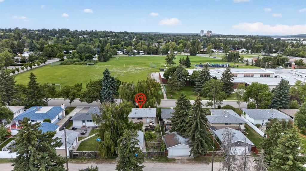 39 Hillgrove Crescent SW, Calgary — main listing photo