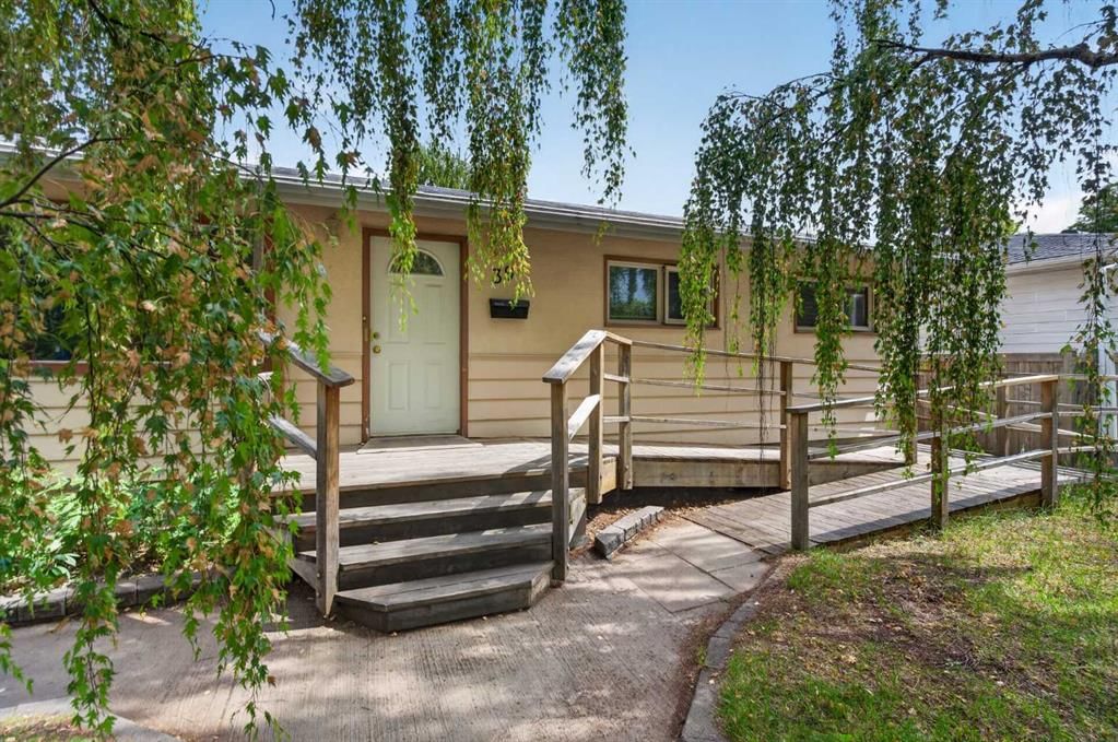 39 Hillgrove Crescent SW, Calgary — photo 2 of 50