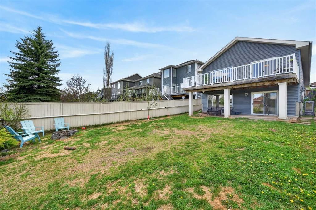 44 Bridlepost Green SW, Calgary — photo 4 of 38
