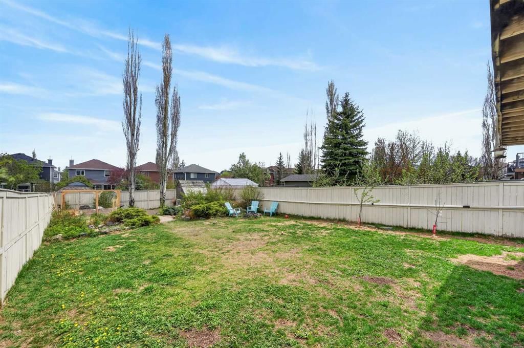 44 Bridlepost Green SW, Calgary — photo 5 of 38