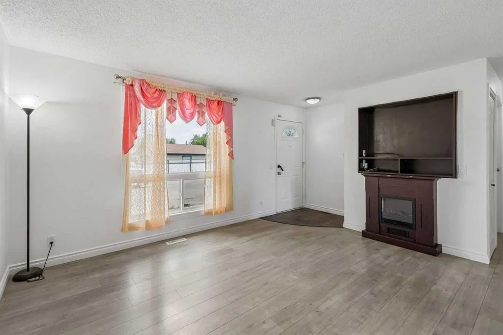 83 Appletree Close SE, Calgary — photo 4 of 30