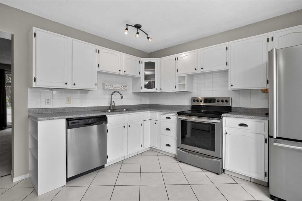 5202 Dalhousie Drive NW, Calgary — photo 4 of 31
