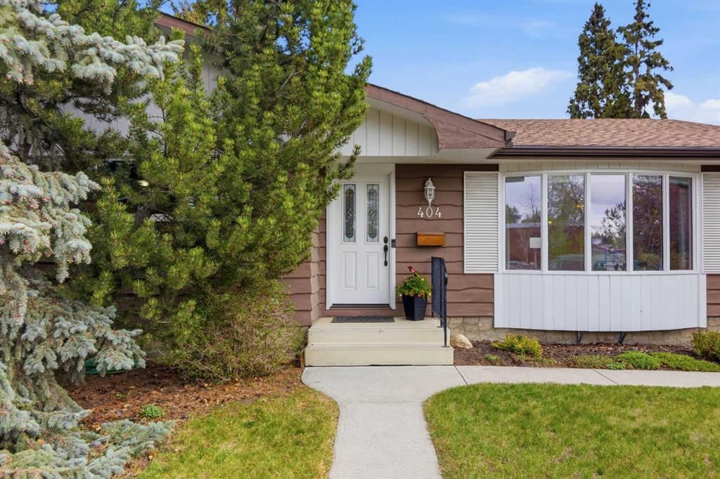 404 Canterbury Drive SW, Calgary — photo 3 of 42