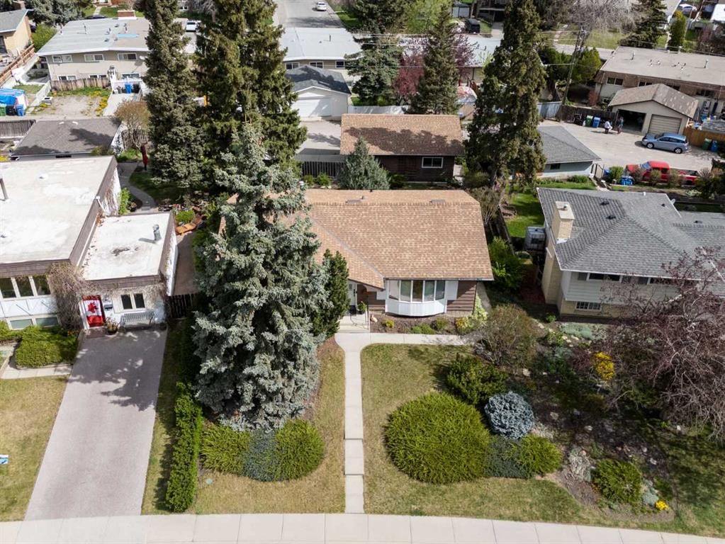 404 Canterbury Drive SW, Calgary — photo 4 of 42