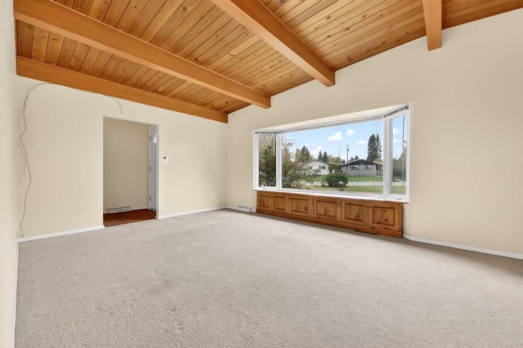 920 87 Avenue SW, Calgary — photo 5 of 45