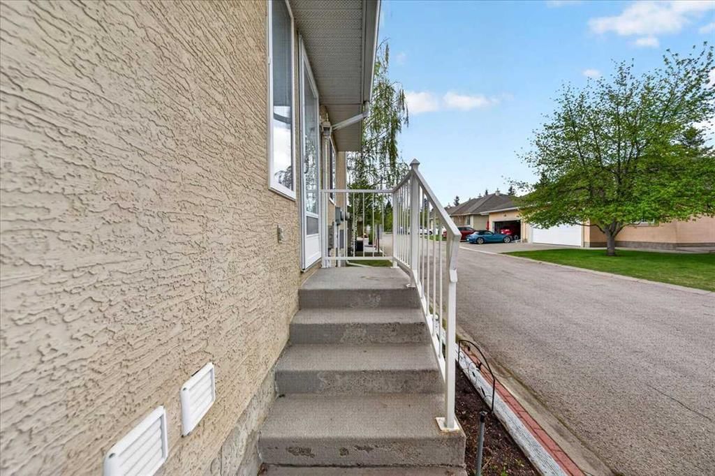 15 Cedarview Mews SW, Calgary — photo 4 of 50