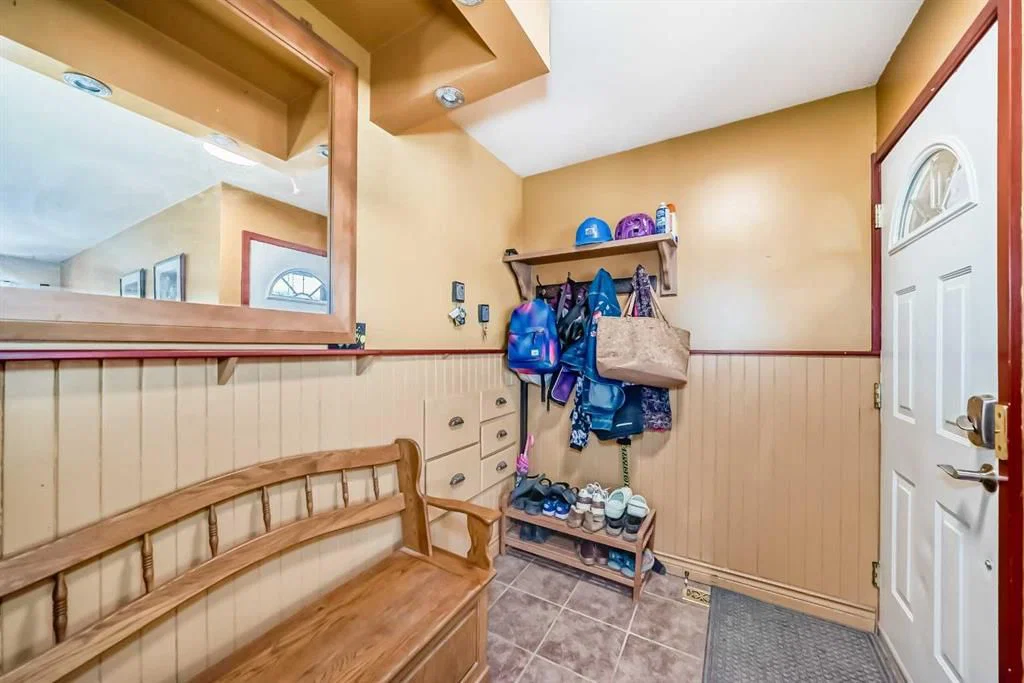 52 Beacham Road NW, Calgary — photo 3 of 26