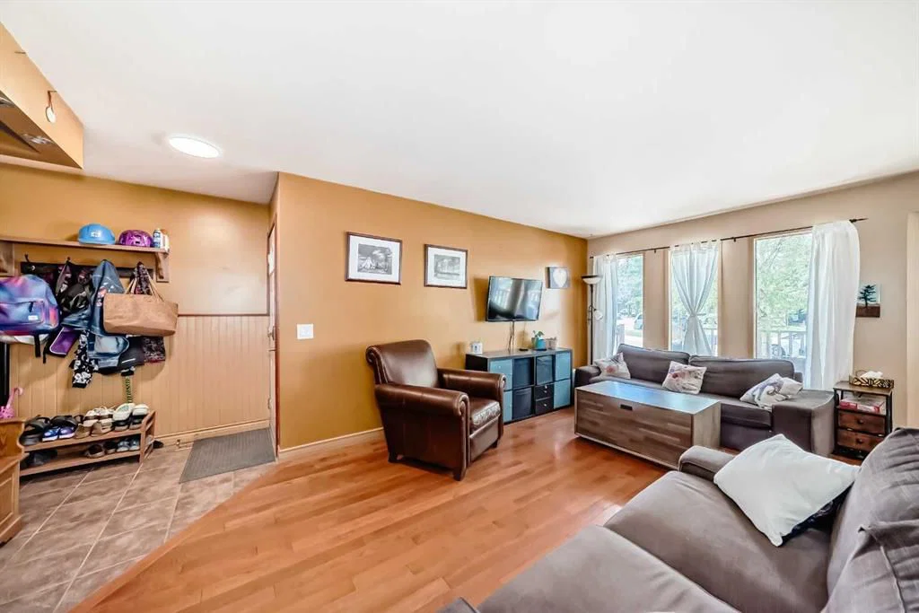 52 Beacham Road NW, Calgary — photo 4 of 26