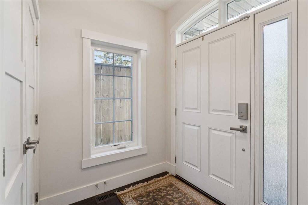 1811 31 Avenue SW, Calgary — photo 4 of 38
