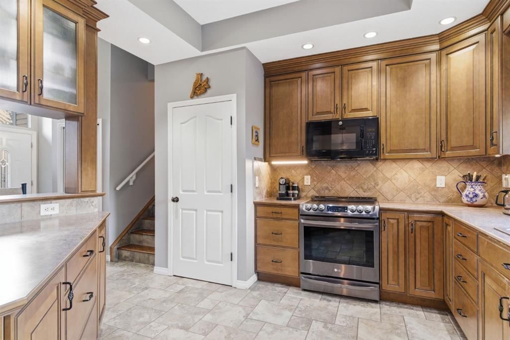 5012 Valiant Drive NW, Calgary — photo 4 of 46