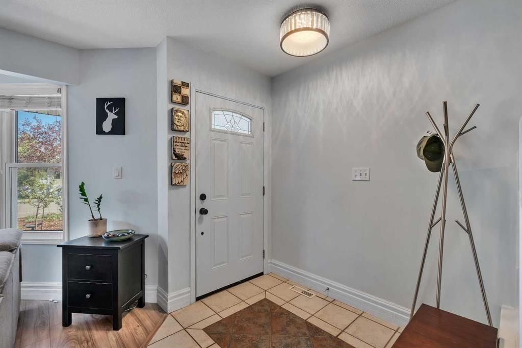 7911 47 Avenue NW, Calgary — photo 4 of 34