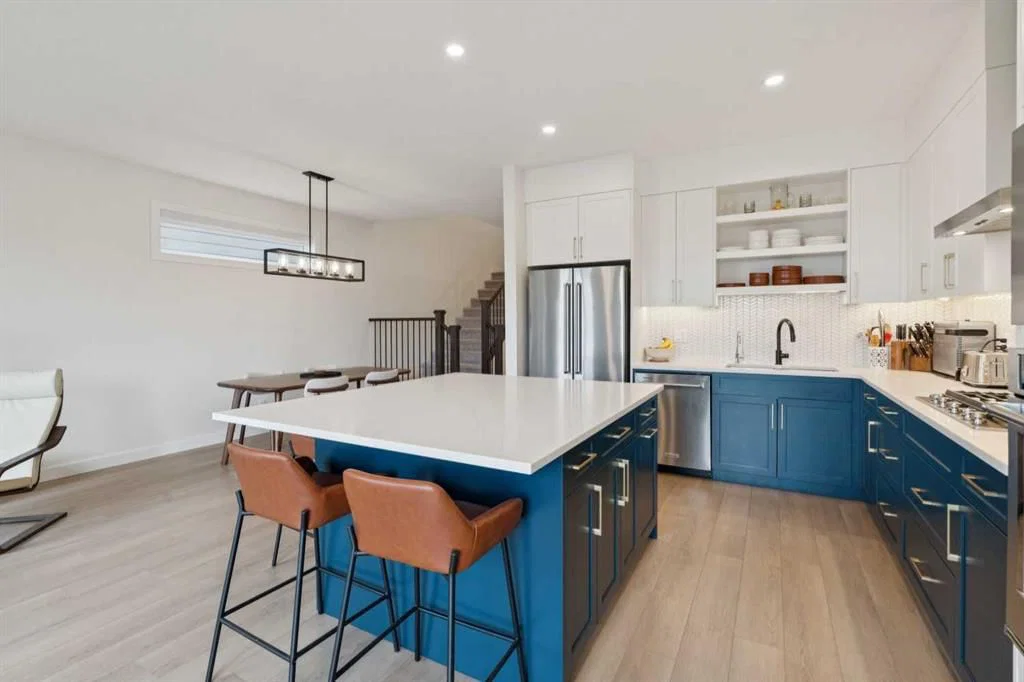 195 Greenwich Drive NW, Calgary — photo 5 of 40