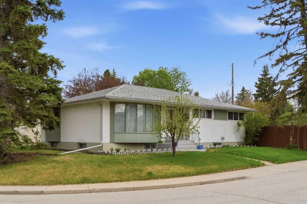 6004 Lloyd Crescent SW, Calgary — photo 2 of 50