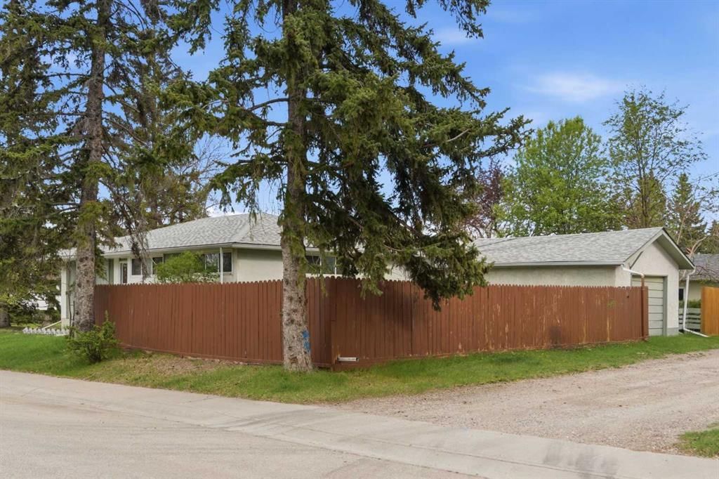 6004 Lloyd Crescent SW, Calgary — photo 3 of 50